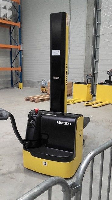 Palečių vežimėlis HYUNDAI 12ESN